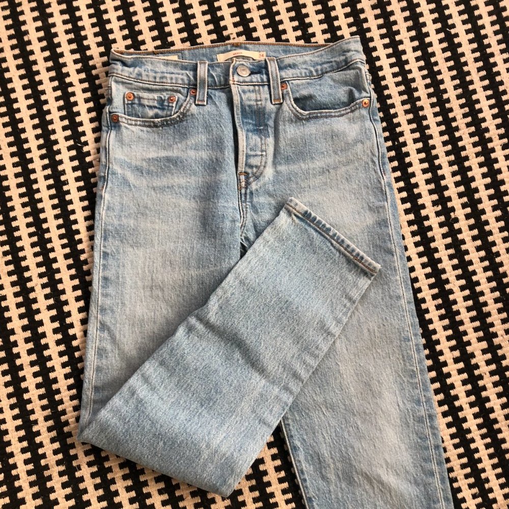 Levi’s wedgie fit jeans size 24 light wash